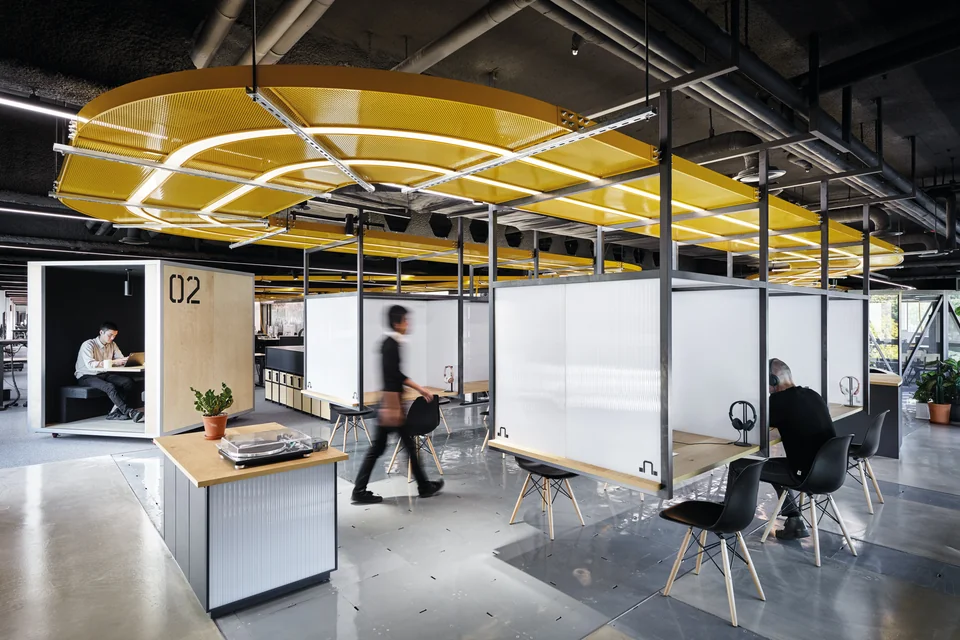 Kỹ thuật lộ màu đen, sàn thô và cấu kiện kim loại vàng. · Hyundai Card Pixel Factory Offices – Seoul