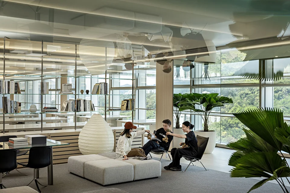 Cây xanh xen giữa ghế ngồi mềm và khu làm việc. · Matrix Design Offices – Shenzhen