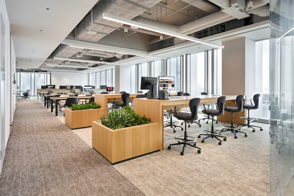 Dãy bàn hiện đại, kính và bồn cây bằng gỗ. · Confidential E-commerce & Fintech Company – Shenzhen
