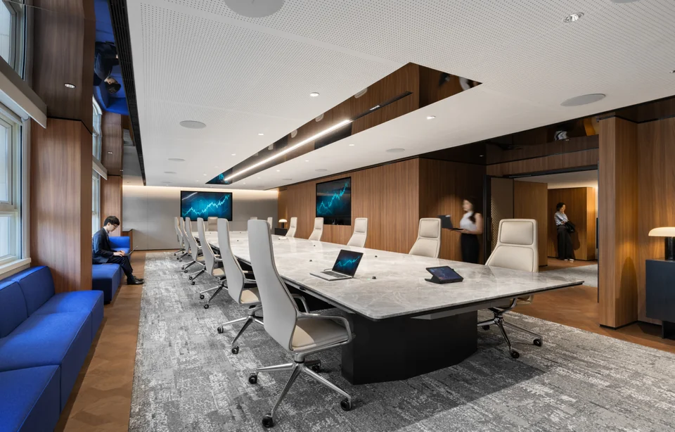 Phòng họp trang trọng với bàn dài và vật liệu trầm. · KPMG Offices – Hong Kong