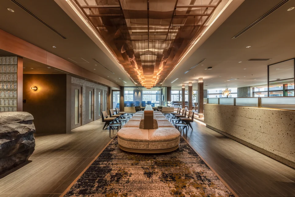 Đá, bề mặt kim loại ánh đồng và nội thất đặt riêng trong văn phòng. · Daibiru Shared Offices (ouno Midosuji) – Osaka