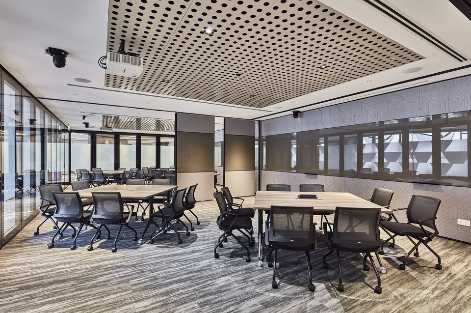 Phòng workshop với các cụm bàn và ghế linh hoạt cho học tập theo nhóm.