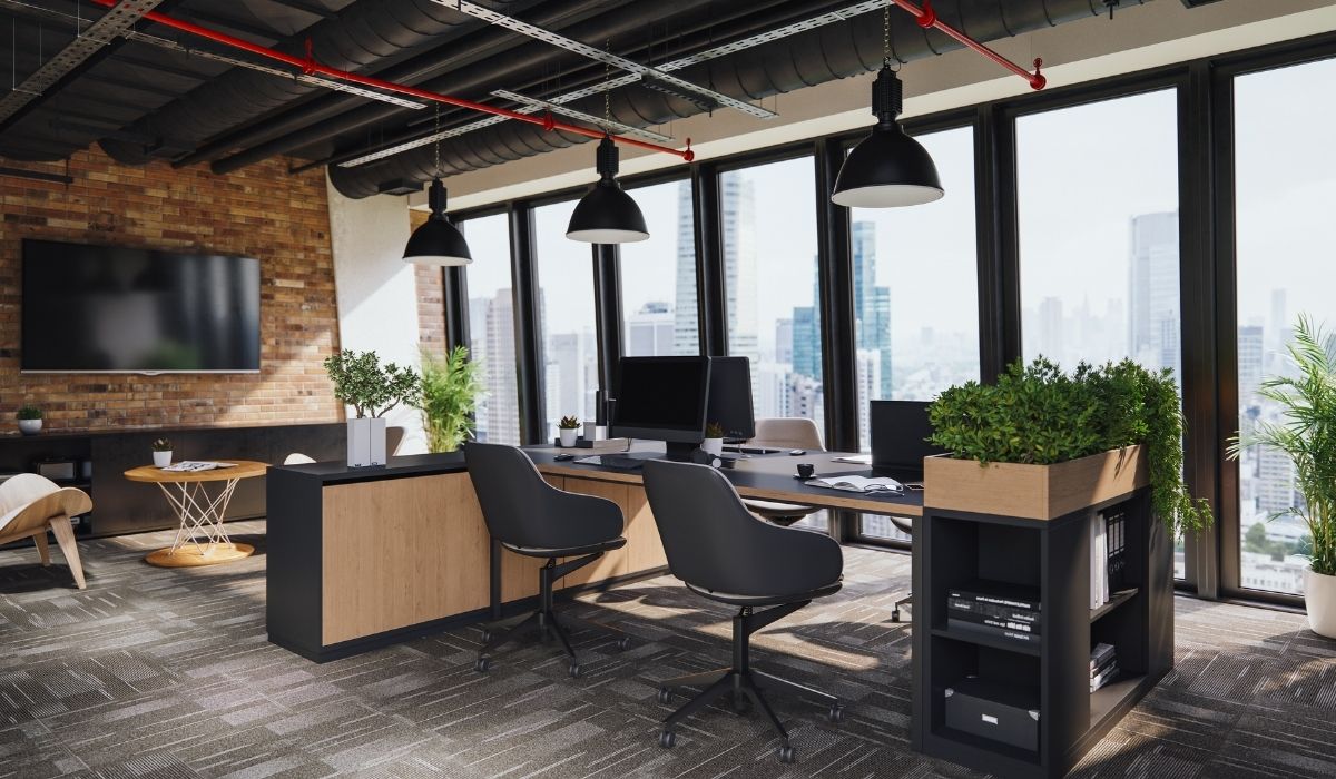 Thiết kế văn phòng phong cách Industrial với tường gạch trần và bàn làm việc hiện đại