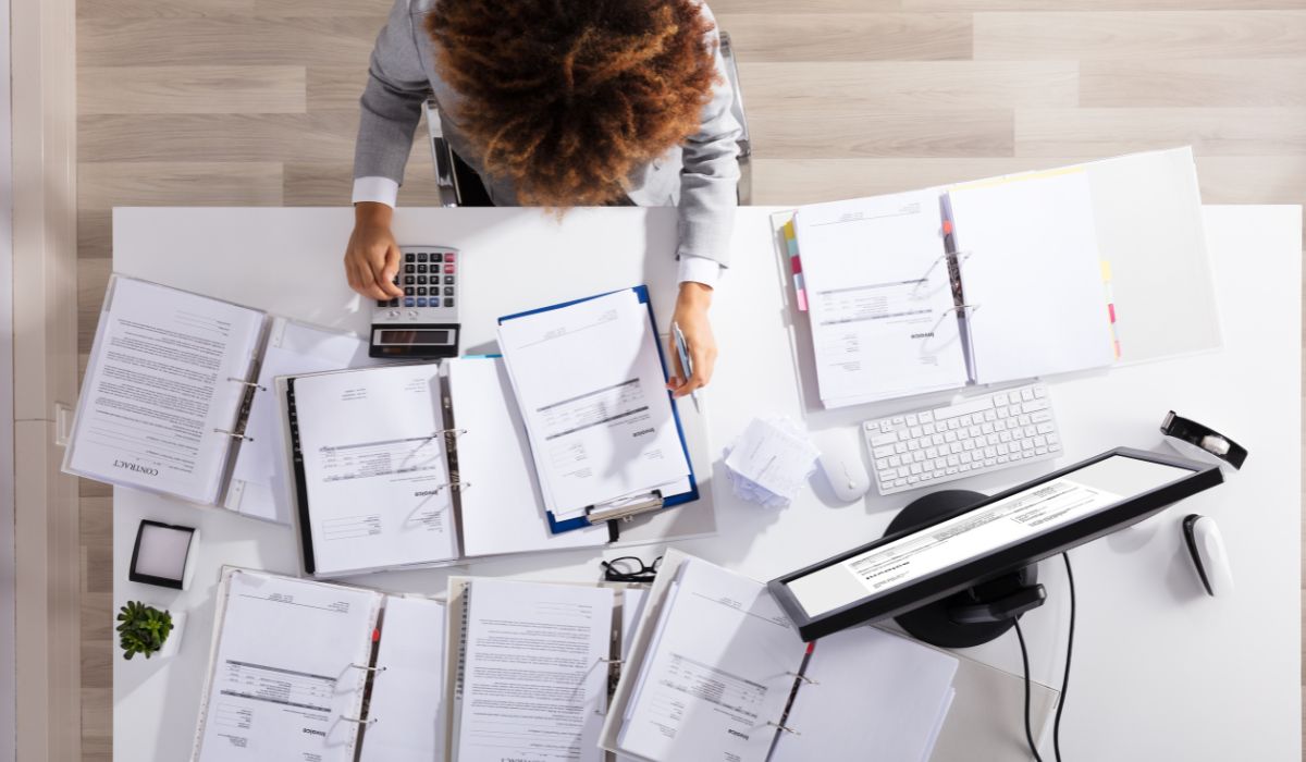 Kiểm tra các phụ lục và phiên bản hồ sơ trước khi ký hợp đồng thi công nội thất văn phòng