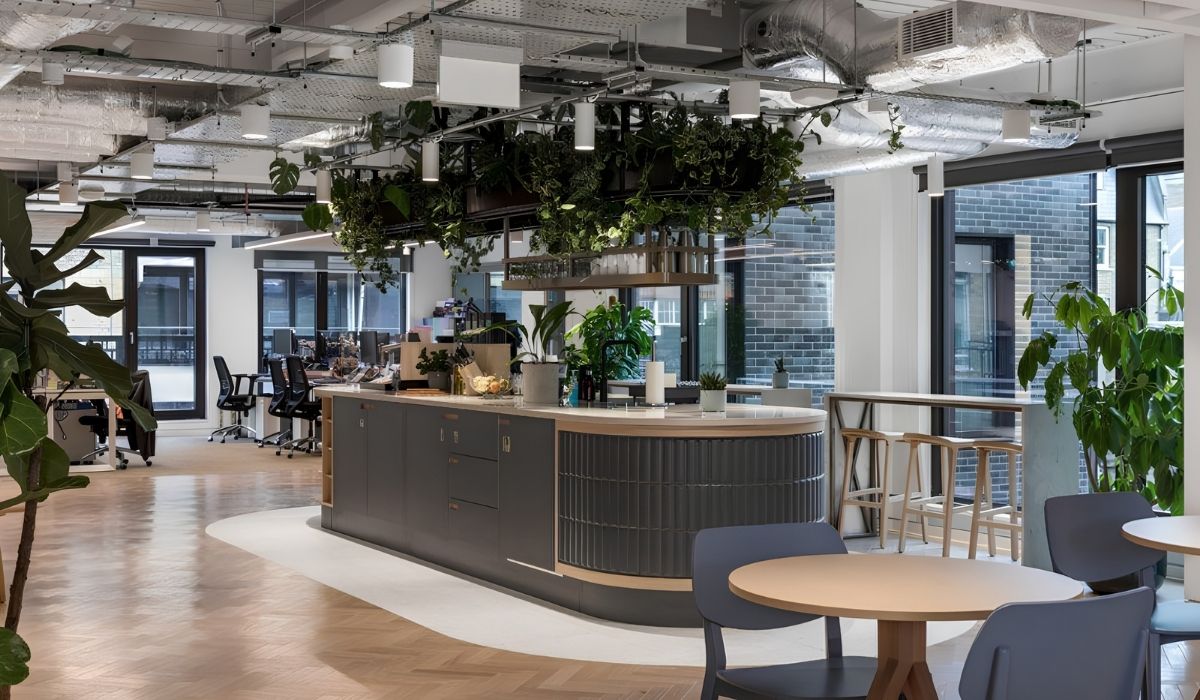 Thiết kế văn phòng có khu vực pantry và quầy bar tiện nghi