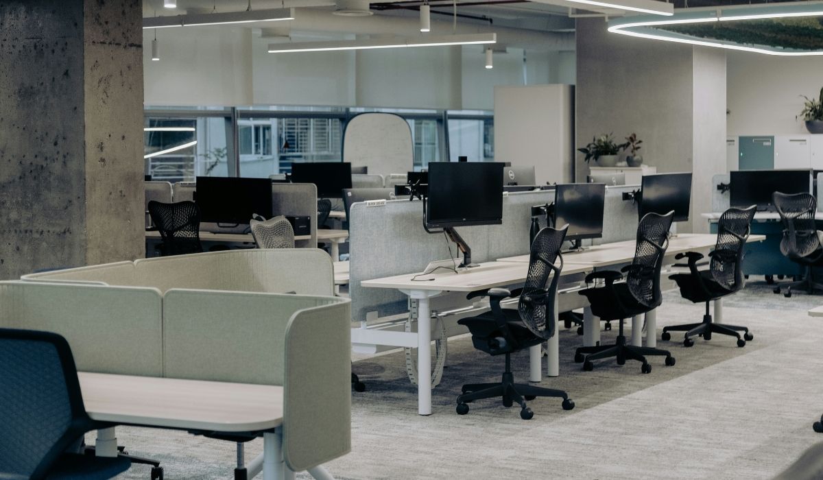 Hệ thống bàn ghế làm việc công nghệ hiện đại bố trí khoa học