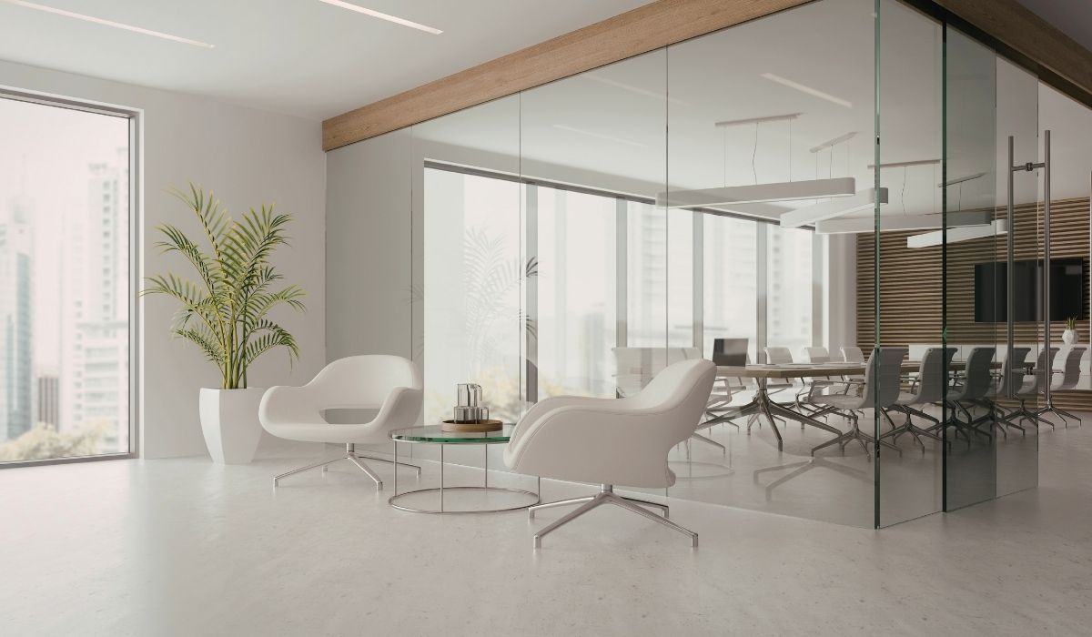 Sảnh tiếp khách văn phòng hạng A sang trọng với ghế sofa trắng và vách kính