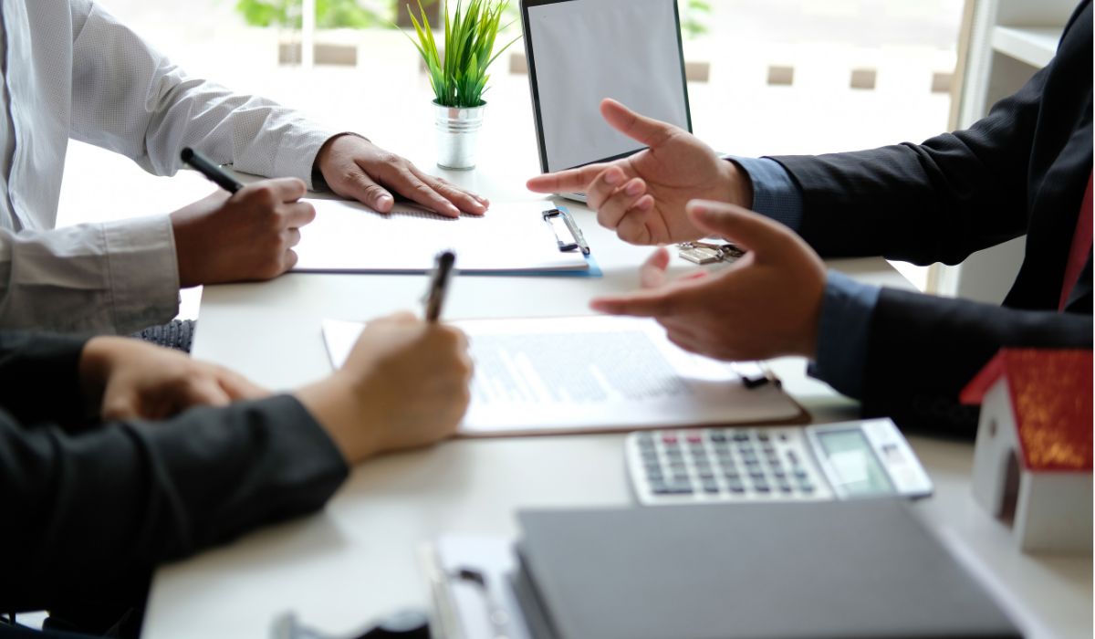 Cuộc họp tư vấn với khách hàng trong văn phòng