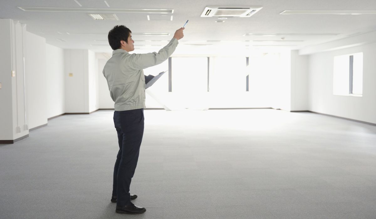 Kiểm tra trần và điều hòa của văn phòng