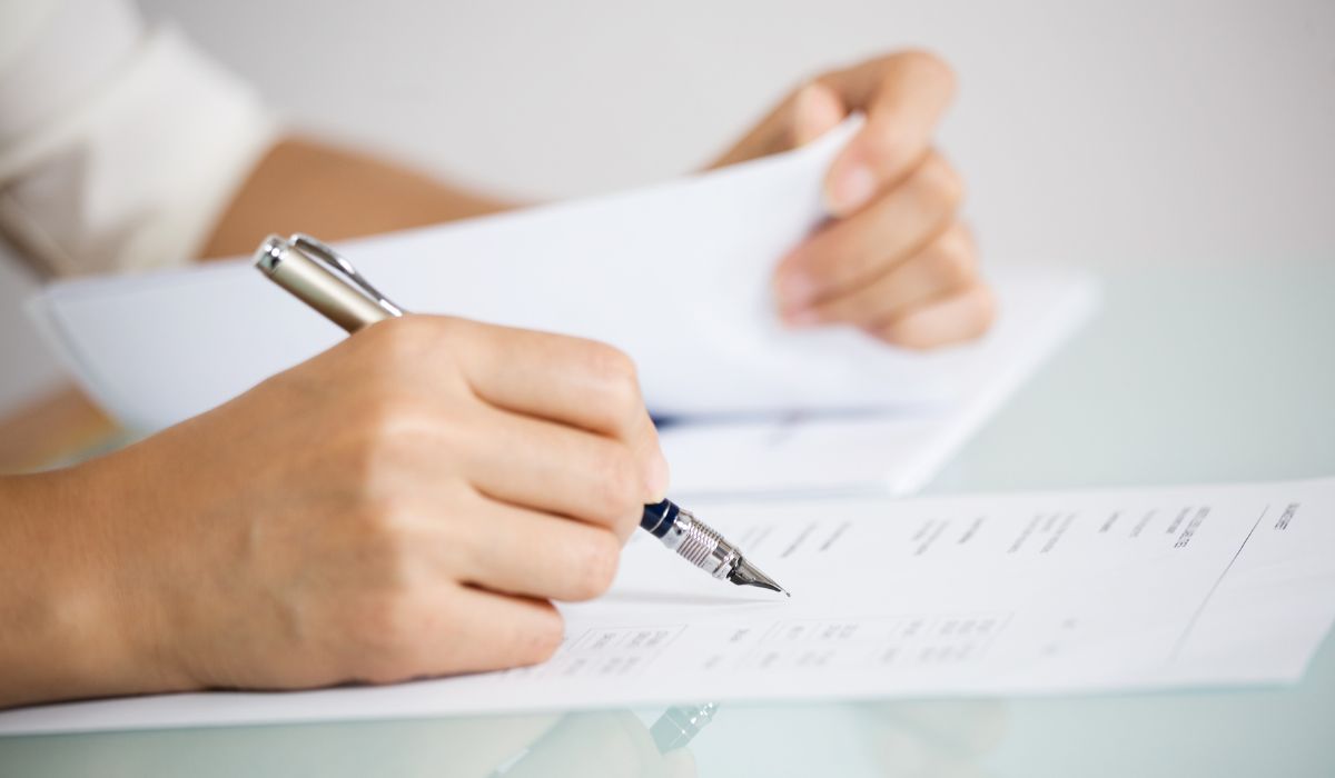 Đối chiếu và xem xét hợp đồng thiết kế thi công văn phòng