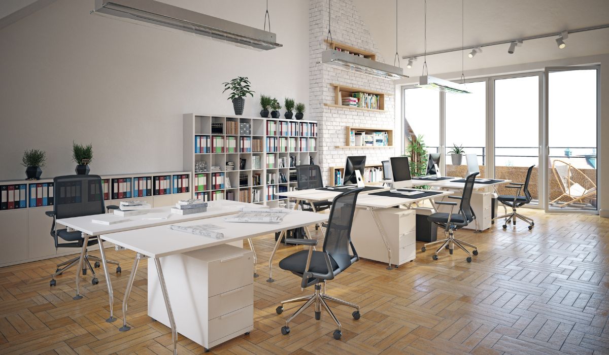 Văn phòng thiết kế tối giản với trần cao