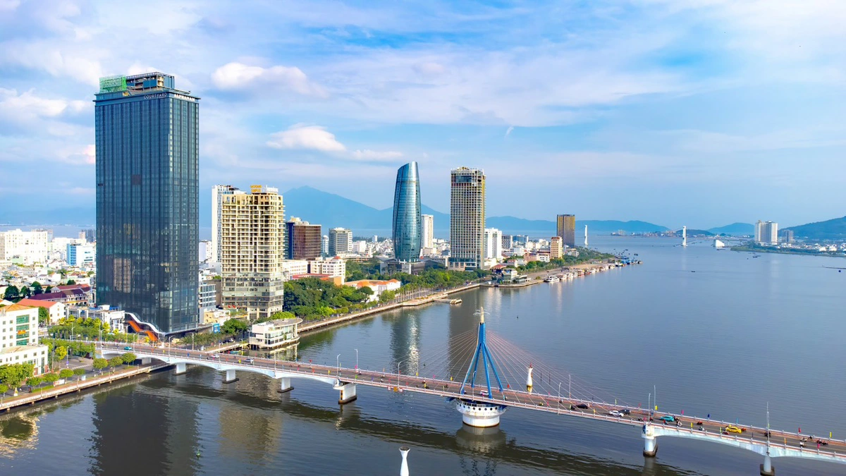 Toàn cảnh thành phố Đà Nẵng và sông Hàn